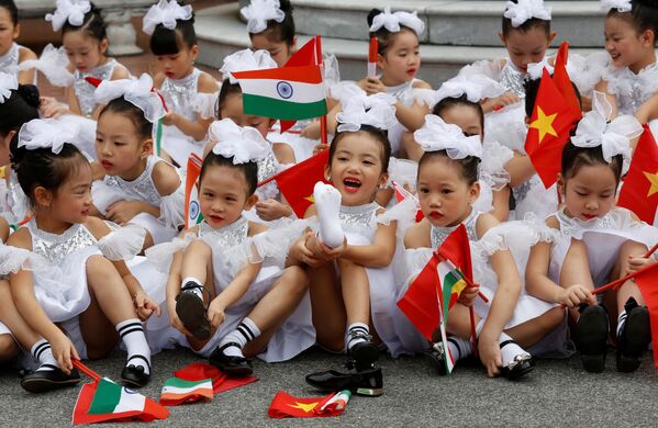 أطفال فيتناميون يحملون الأعلام بعد الترحيب بزيارة الرئيس الهندي رام ناث كوفيند في هانوي، فيتنام 20 نوفمبر/ تشرين الثاني 2018 - سبوتنيك عربي