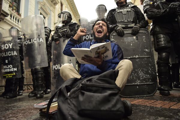 مظاهرات طلاب ومدرسي جامعات في مدينة كيتو، احتجاجا على قطع ميزانية التعليم والتدريس، إكوادور 19 نوفمبر/ تشرين الثاني 2018 - سبوتنيك عربي