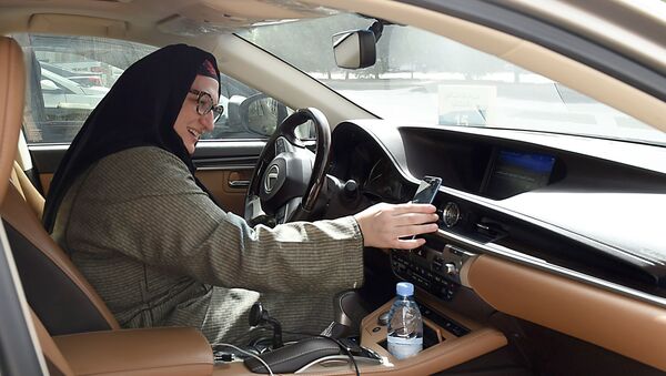 قيادة المرأة السعودية لسيارات الأجرة - سبوتنيك عربي