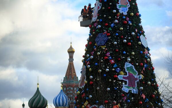 رأس السنة - تزيين شجرة عيد الميلاد على الساحة الحمراء في موسكو، 23 نوفمبر/ تشرين الثاني 2018 - سبوتنيك عربي