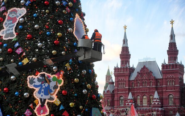 رأس السنة - تزيين شجرة عيد الميلاد على الساحة الحمراء في موسكو، 23 نوفمبر/ تشرين الثاني 2018 - سبوتنيك عربي