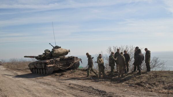 القوات الحكومية الأوكرانية تقف إلى جانب دبابة على خط المواجهة إلى الشرق من بحر مدينة آزوف ، مدينة ماريوبول ، أوكرانيا - سبوتنيك عربي