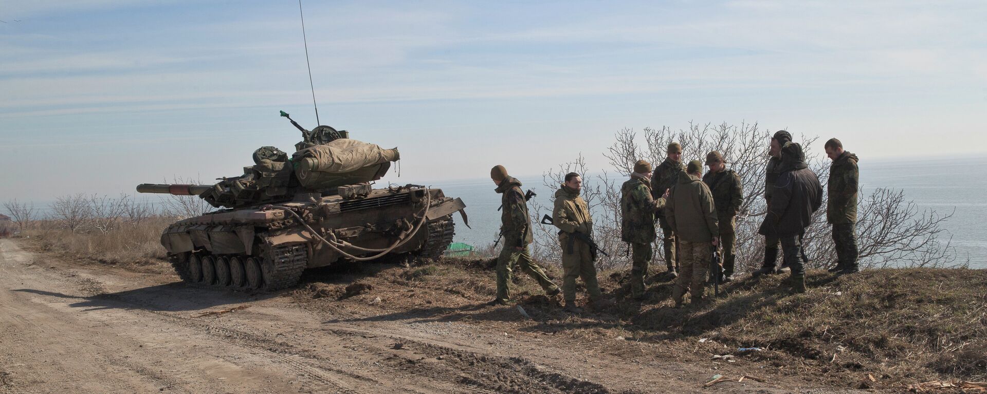 القوات الحكومية الأوكرانية تقف إلى جانب دبابة على خط المواجهة إلى الشرق من بحر مدينة آزوف ، مدينة ماريوبول ، أوكرانيا - سبوتنيك عربي, 1920, 06.03.2022