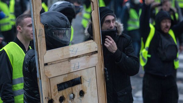 السترات الصفراء - مظاهرات و احتجاجات باريس ضد ارتفاع أسعار البنزين، والمطالبة بخفض ضريبة البنزين، نوفمبر/ تشرين الثاني 2018 - سبوتنيك عربي
