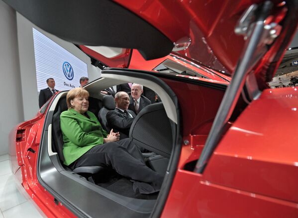 الرئيس الروسي فلاديمير بوتين والمستشارة الألمانية أنجيلا ميركل في المعرض الدولي للسيارات هانوفر 2013، عام 2013 - سبوتنيك عربي