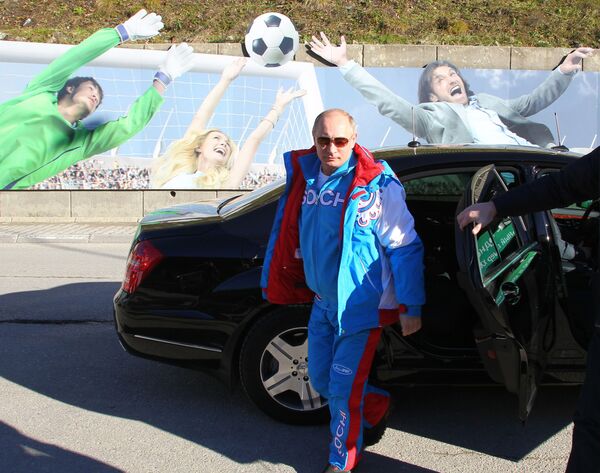 الرئيس الروسي فلاديمير بوتين يخرج من سيارة لدى وصوله إلى منتجع كراسنايا بوليانا للتزلج في سوتشي، عام 2013 - سبوتنيك عربي
