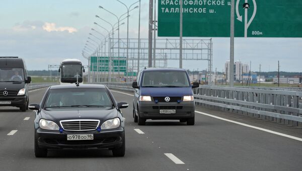 الرئيس الروسي فلاديمير بوتين يقود سيارة مرسيدس بينز، عام 2011 - سبوتنيك عربي