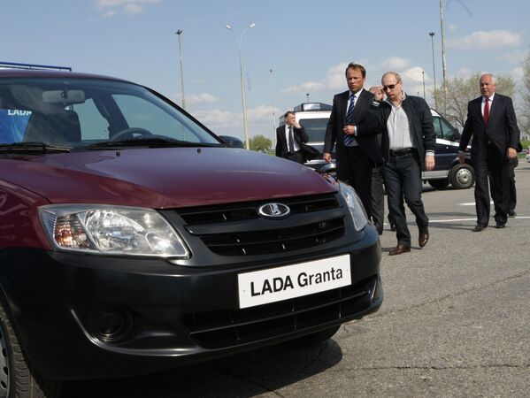 رئيس الوزراء الروسي فلاديمير بوتين يتفقد النموذج الجديد لسيارة لادا غرانتا - سبوتنيك عربي