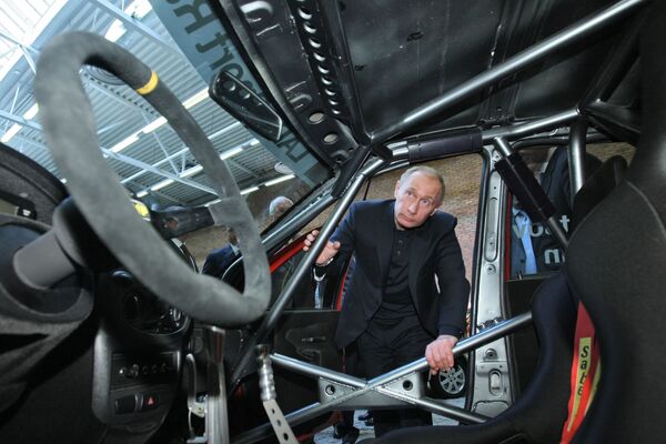 رئيس الوزراء الروسي فلاديمير بوتين يتفقد النموذج الجديد لسيارة في المركز التقني أفتوفازا، عام 2009 - سبوتنيك عربي