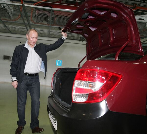 رئيس الوزراء الروسي فلاديمير بوتين يتفقد سيارة لادا غرانتا الجديدة، عام 2011 - سبوتنيك عربي