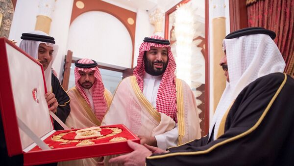 ولي عهد السعودية الأمير محمد بن سلمان يتسلم هدية من ملك البحرين حمد بن عيسى آل خليفة في المنامة، 26 نوفمبر/تشرين الثاني 2018 - سبوتنيك عربي