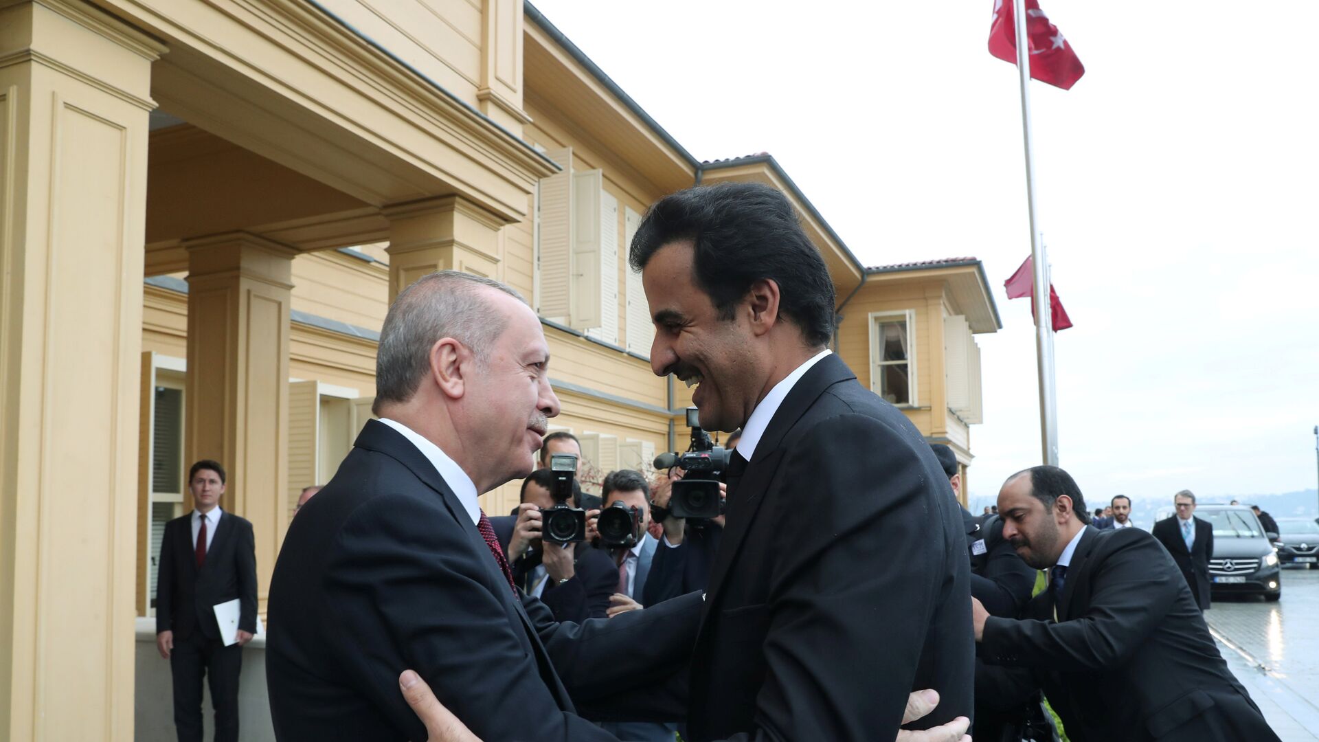 الرئيس التركي رجب طيب أردوغان يستقبل أمير قطر الشيخ تميم بن حمد آل ثاني لدى وصوله لاجتماع في اسطنبول، 26 نوفمبر/تشرين الثاني 2018 - سبوتنيك عربي, 1920, 28.10.2021