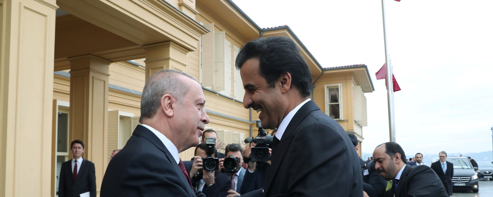الرئيس التركي رجب طيب أردوغان يستقبل أمير قطر الشيخ تميم بن حمد آل ثاني لدى وصوله لاجتماع في اسطنبول، 26 نوفمبر/تشرين الثاني 2018 - سبوتنيك عربي, 1920, 05.12.2021