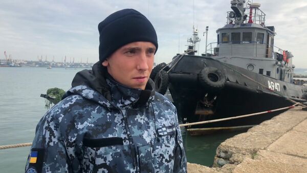 الوضع في مضيق كيرتش، القرم، روسيا - بحار إشارة بالسفينة المحتجزة نيكبول الأوكرانية، سيرغي تسيبيزوف - سبوتنيك عربي