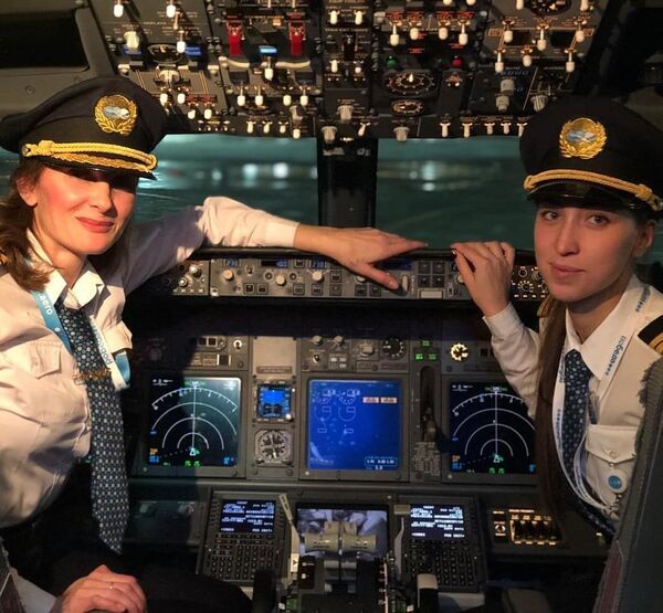طاقم الطيران النسائي لشركة الطيران بوبيدا الروسية على متن الطائرة لرحلة موسكو - اسطنبول - سبوتنيك عربي