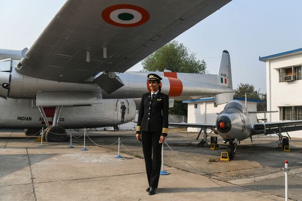 الهندية آني  ديفيا، تصبح أصغر امرأة طيار وقبطان طائرة بوينغ 777 في العالم، عام 2018 - سبوتنيك عربي