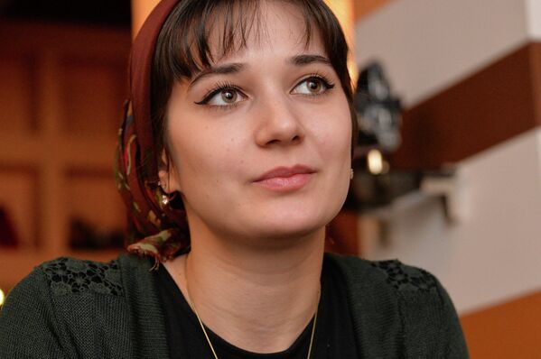 لارينا يفمورزايفا، امرأة مساعد-طيار لطائرة من طراز ياك-42 التابعة لشركة الطيران غروزني آفيا الشيشانية، روسيا - سبوتنيك عربي
