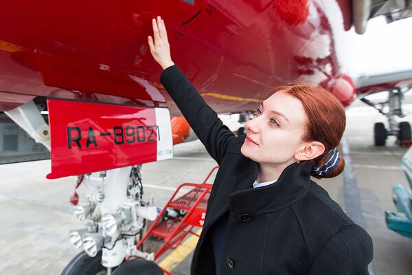 داريا سينيتشكينا، امرأة مساعد-طيار تتفقد طائرة سوخوي سوبرجيت 100 لشركة ريد وينغز الروسية - سبوتنيك عربي