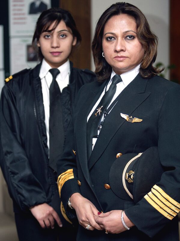 عايشة رابية نافيد، امرأة طيار (قبطان الطائرة)، وسعيدة عزيز، مساعدة الطيار، في شركة باسكستان انترناشنال آيرلاينز الباكستانية، وهن أول من وضعن بصمة في تاريخ الجمهورية الإسلامية في مجال الطيران الملاحي - سبوتنيك عربي