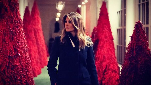 ميلانيا ترامب وخلفها أشجار عيد الميلاد باللون الأحمر في البيت الأبيض - سبوتنيك عربي