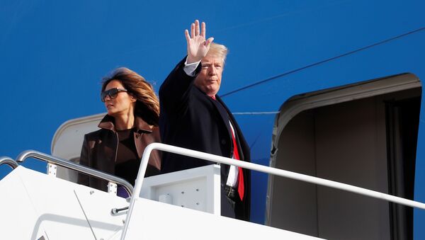 الرئيس الأمريكي ترامب وهو يغادر إلى الأرجنتين مع السيدة الأولى من قاعدة أندروز المشتركة في ولاية ماريلاند - سبوتنيك عربي
