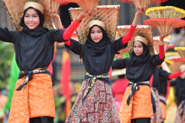 راقصات في مهرجان الفنون والثقافة في باتوسانكار، غرب سومطرة، إندونيسيا - سبوتنيك عربي