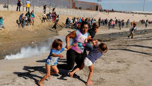 لاجئون بالقرب من الحدود المكسيكية والأمريكية - سبوتنيك عربي