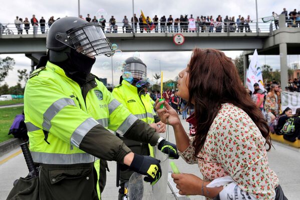 طالبة خلال المظاهرات في مدينة بوغوتا، كولومبيا - سبوتنيك عربي