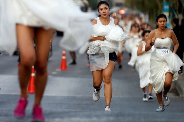 سباق العرائس في بانكوك - شارك في السباق عدة مئات من الفتيات المقبلات على الزواج. والجائزة الكبرى - حفل زفاف فخم، تايلاند 24 نوفمبر/ تشرين الثاني 2018 - سبوتنيك عربي