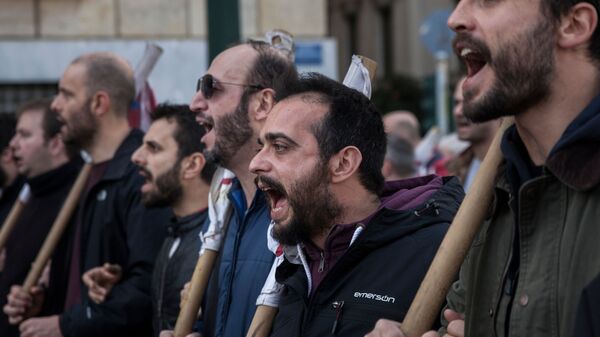 اضراب عام لمدة 24 ساعة من قبل عمال القطاع الخاص في أحد شوارع مدينة أثينا، اليونان - سبوتنيك عربي
