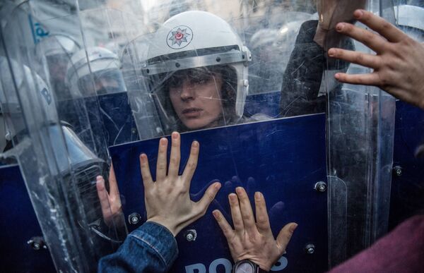 ضابطة شرطة لمكافحة أعمال الشغب التركية، أثناء الاشتباك مع نشطاء حقوق المرأة لدى محاولتهم السير إلى ميدان تقسيم، للاحتجاج على العنف ضد المرأة (بمناسبة اليوم العالمي للقضاء على العنف ضد المرأة) في اسطنبول، في 25 نوفمبر/ تشرين الثاني 2018 ، - سبوتنيك عربي