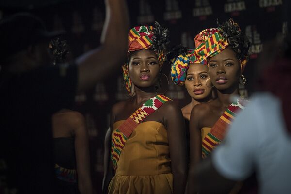 تتلقى الفتيات مضيفة التعليمات قبل حفل توزيع جوائز الموسيقية (All Africa Music Awards) في أكرا، غانا - سبوتنيك عربي