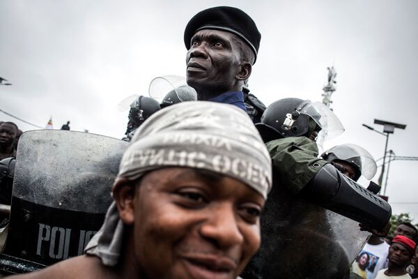 عناصر الشرطة تحرس أنصار حركة الكونغو الوطنية - فيليكس تشيسيكيدي فيتالي كاميريخ في شارع كينشاسا - سبوتنيك عربي