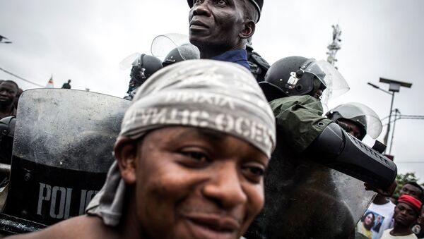 عناصر الشرطة تحرس أنصار حركة الكونغو الوطنية - فيليكس تشيسيكيدي فيتالي كاميريخ في شارع كينشاسا - سبوتنيك عربي
