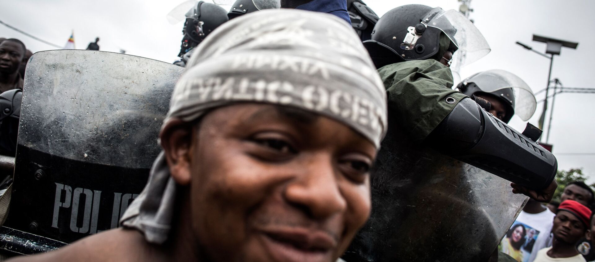 عناصر الشرطة تحرس أنصار حركة الكونغو الوطنية - فيليكس تشيسيكيدي فيتالي كاميريخ في شارع كينشاسا - سبوتنيك عربي, 1920, 22.05.2021