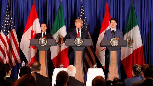 الرئيس الأمريكي دونالد ترامب، ورئيس الوزراء الكندي جاستين ترودو، ورئيس المكسيك إنريكي بينا نييتو، يحضران مراسم توقيع اتفاقية اتحاد المهاجرين الأمريكيين، قبل قمة مجموعة العشرين (G20) في العاصمة الأرجنتينية بوينس آيرس، 30 نوفمبر/ تشرين الثاني 2018. - سبوتنيك عربي