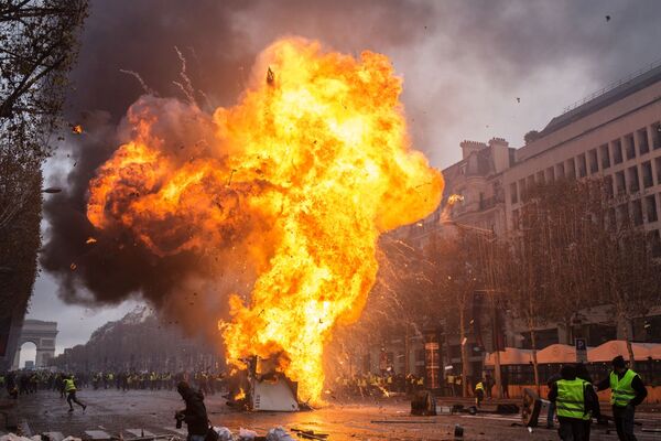 السترات الصفراء - مظاهرات و احتجاجات باريس ضد ارتفاع أسعار البنزين، والمطالبة بخفض ضريبة البنزين، نوفمبر/ تشرين الثاني 2018 - سبوتنيك عربي