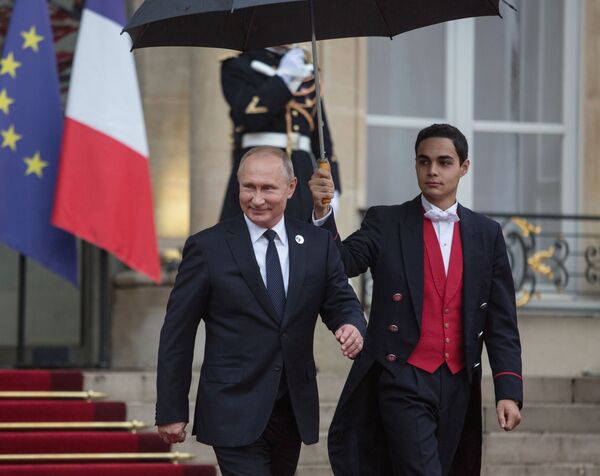 الرئيس فلاديمير بوتين يغادر قصر يليزيه في باريس، فرنسا نوفمبر/ تشرين الثاني 2018 - سبوتنيك عربي