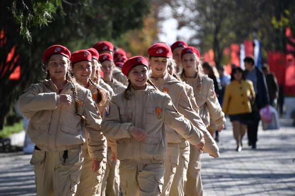 أعضاء يون أرميا (الجنود اليافعون) خلال افتتاح مجمع  كورغان التذكاري بعد إعادة إعماره في سيفاستوبل، القرم - سبوتنيك عربي