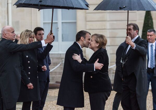 الرئيس الفرنسي إيمانويل ماكرون يستقبل المستشارة الألمانية أنجيلا ميركل في قصر يليزيه في باريس، فرنسا، نوفمبر/ تشرين الثاني 2018 - سبوتنيك عربي