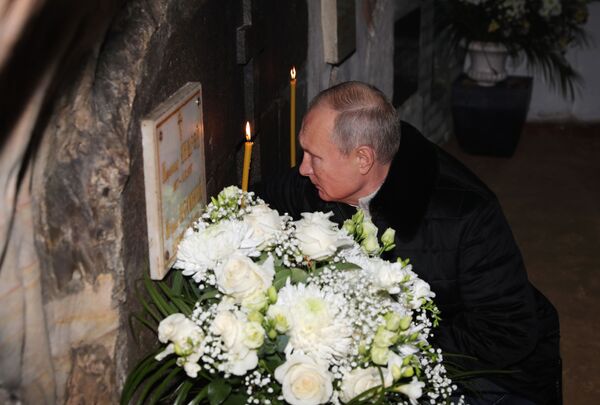 الرئيس فلاديمير بوتين خلال زيارته لدير بسكوفو-بيتشيرسكي في بيتشوري، مدينة بسكوف الروسية، 17 نوفمبر/ تشرين الثاني 2018 - سبوتنيك عربي