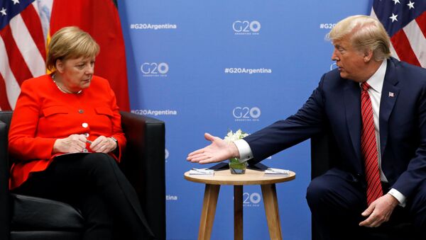 قمة مجموعة العشرين في بوينس آيرس، الأرجنتين،  1 ديسمبر/ كانون الأول 2018 - الرئيس دونالد ترامب خلال اللقاء مع المستشارة الألمانية أنجيلا ميركل في قمة G20 - سبوتنيك عربي