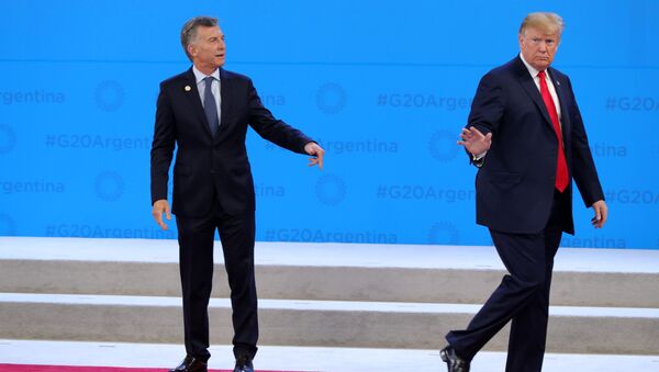 قمة مجموعة العشرين في بوينس آيرس، الأرجنتين،  30 نوفمبر/ تشرين الثاني 2018 - الرئيس دونالد ترامب خلال مراسم الترحيب للرئيس الأرجنتيني ماورسيو ماركي قمة G20 - سبوتنيك عربي