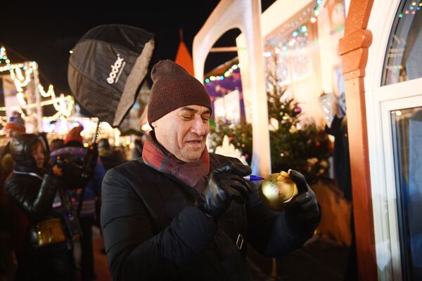 افتتاح حلبة التزلج على الساحة الحمراء في موسكو - الممثل الروسي كاميل لارين - سبوتنيك عربي