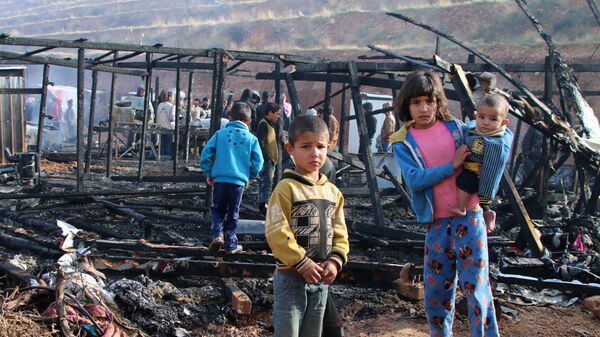 حريق نشب في مخيم للاجئين السوريين ببلدة اليمونة في شرق لبنان - سبوتنيك عربي