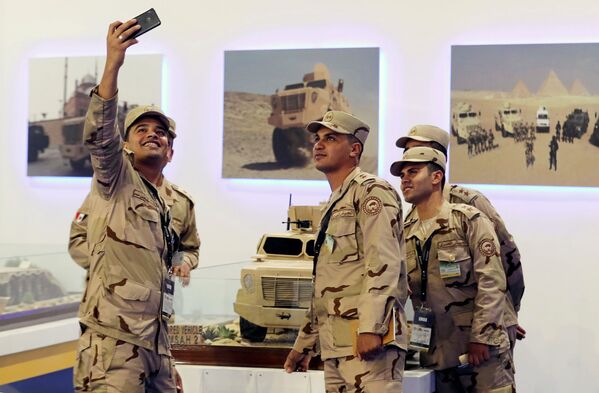 جنود مصريون يلتقطون صورة سيلفي على خلفية الجناح المصري في معرض إيديكس 2018 في القاهرة، 3 ديسمبر/ كانون الأول 2018 - سبوتنيك عربي