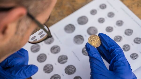 العثور على عملة ذهبية نادرة من فترة الحروب الصليبية في إسرائيل - سبوتنيك عربي
