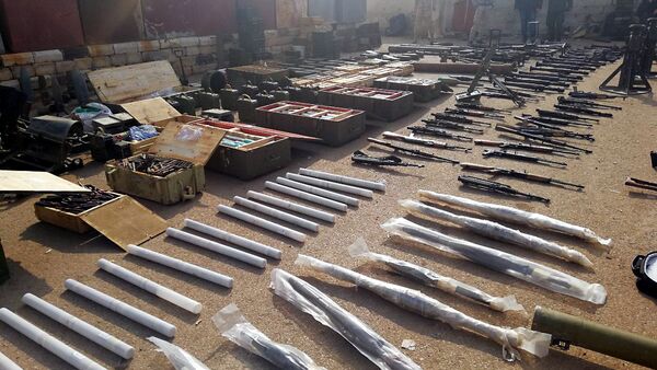 قوى الأمن السورية تعثر على مستودع يحوي كميات كبيرة من الأسلحة المتنوعة، بينها طائرات من دون طيار، من مخلفات المجموعات الإرهابية المسلحة، خلال عمليات التمشيط في مزارع درعا البلد - سبوتنيك عربي
