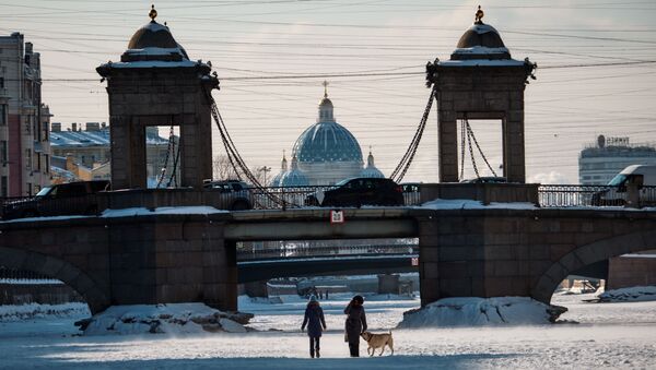الشتاء في مدينة سان بطرسبورغ - أشخاص يسيرون على نهر فونتانكا المتجمد  - سبوتنيك عربي