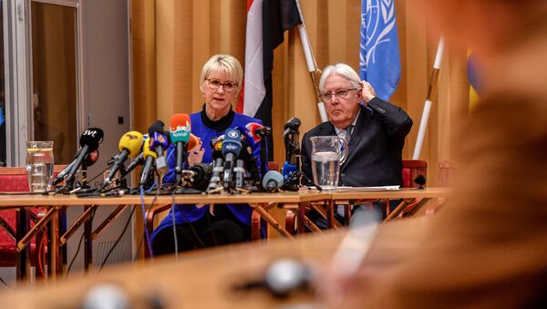 المبعوث الأممي إلى اليمن، مارتن غريفيث، ووزيرة خارجية السويد، مارغو إليزابيث والستروم، أثناء الجلسة الافتتاحية للمحادثات اليمنية في السويد - سبوتنيك عربي